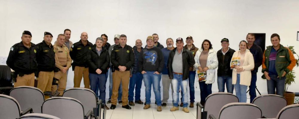 Produtores rurais de Pira&iacute; do Sul a convite do Sindicato Rural discutem a seguran&ccedil;a rural no munic&iacute;pio com a Pol&iacute;cia Militar do Paran&aacute;.