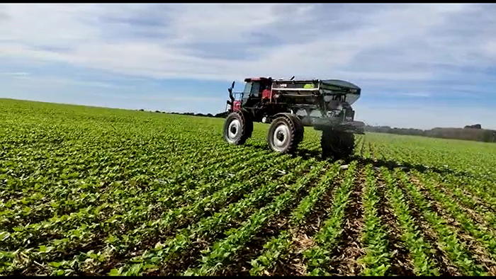 A técnica é realizada na superfície do solo, gerando ganho em tempo e produtividade, pois permite uma faixa de aplicação de fertilizantes a lanço de até 36m. Foto Divulgação