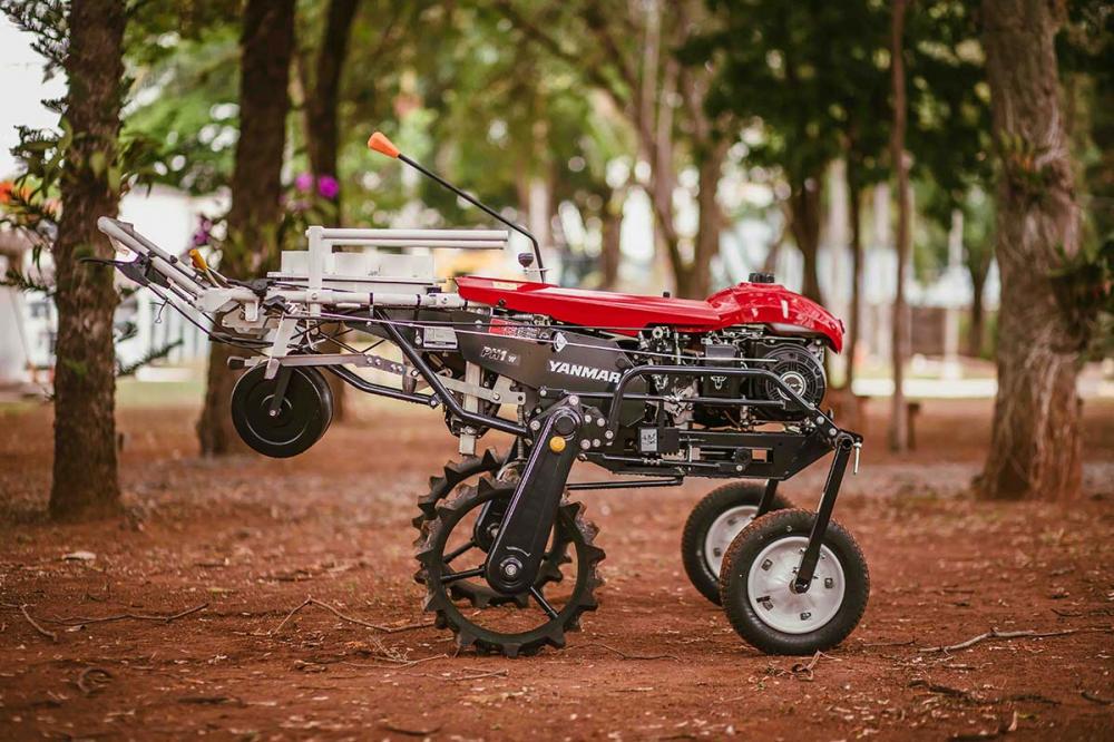 Dedicada a atender, principalmente, horticultores, a transplantadeira de mudas PH1 da YANMAR é equipada com motor 4 tempos, à gasolina, da Mitsubishi, com 3 cv de potência.