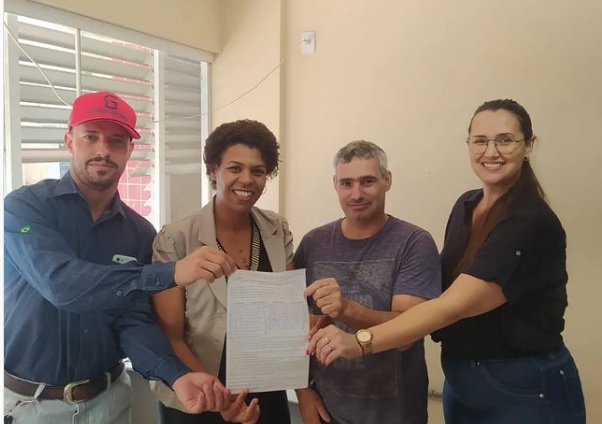 Durante a assinatura do convênio, o técnico da Girolando fez a entrega das doses à Secretaria de Agricultura, que será responsável pela inseminação dos rebanhos beneficiados pelo programa do governo municipal voltado para a melhoria da qualidade do leite 