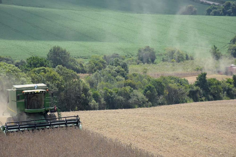 O Paraná não foi o primeiro Estado a tentar taxar o setor agropecuário. Outro expoente do agronegócio, Goiás também colocou em tramitação um projeto de lei semelhante, que prevê a criação de fundo de infraestrutura, a partir da taxação da agropecuária. Fo