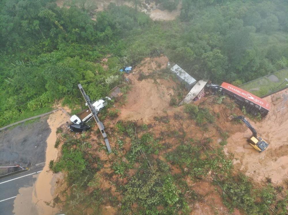A atenção maior é com a BR-376. Equipes estão no local realizando atendimento após o deslizamento que ocorreu por volta das 19h da segunda-feira (28), atingindo um trecho de aproximadamente 200 metros, nos dois lados da pista, na altura do km 669, em Guar