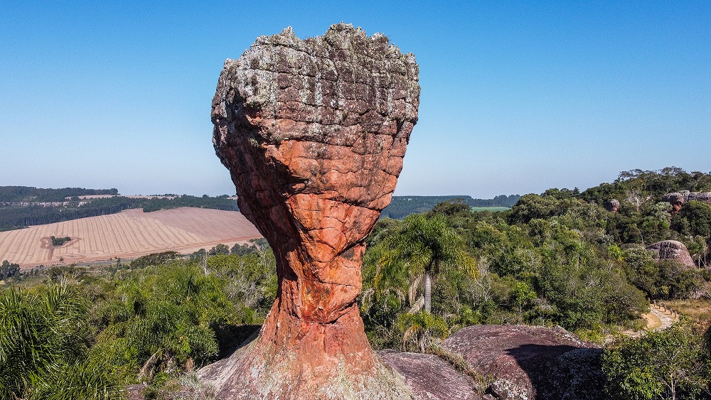 Localizado a uma hora de Curitiba, o Parque Estadual de Vila Velha é o primeiro parque estadual criado no Paraná, em 1953, e atualmente é uma concessão do Governo do Estado do Paraná, por meio do Instituto Água e Terra, à Soul Vila Velha, uma empresa do G
