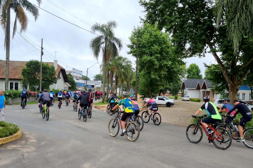 Na largada, houve degustação de leite e achocolatados, fazendo menção a Castro, Terra do Leite.