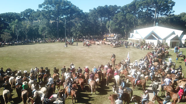 A tropeada reuniu aproximadamente 1500 cavaleiros e amazonas de diversas cidades do Paraná e de outros estados e movimentou mais de 5 mil pessoas, que passaram o dia no Santuário. Foto: Toninho Anhaia