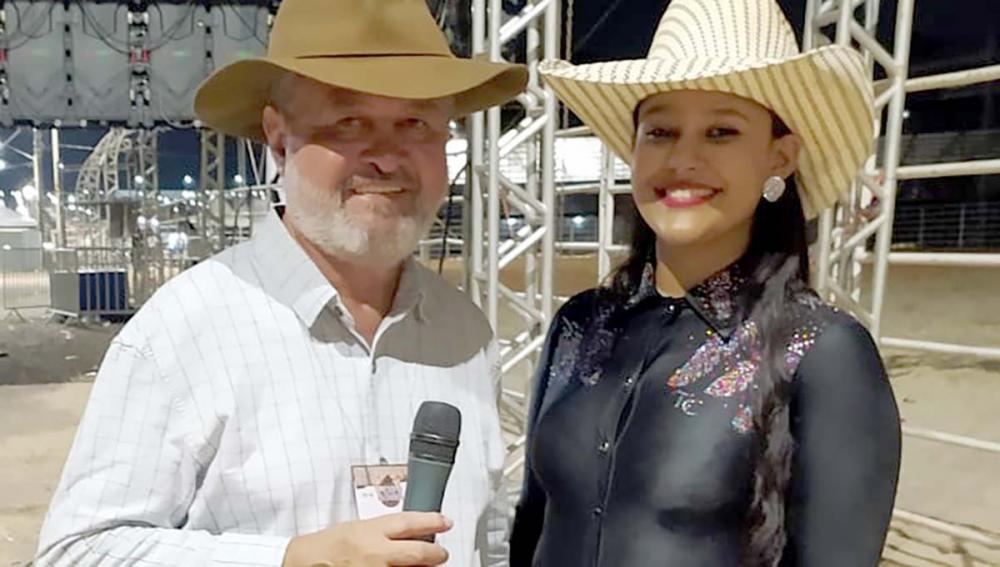 Jovem madrinheira mineira Amanda Santos faz sua estreia em arena de rodeio em cavalos na Expocanaã, em Canaã dos Carajás, no Pará.