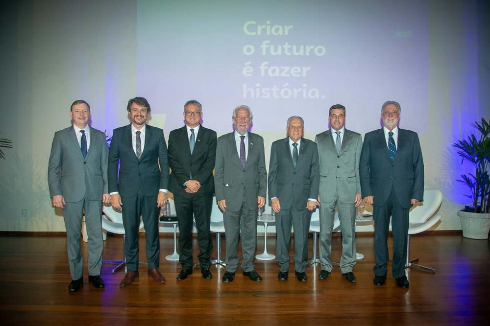 José Gava Neto, Fernando Moraes, Vitor Tioqueta, Darci Piana, Ercilio Santinoni, César Rissete e Carlos Melles, durante a posse. Foto: Inove.