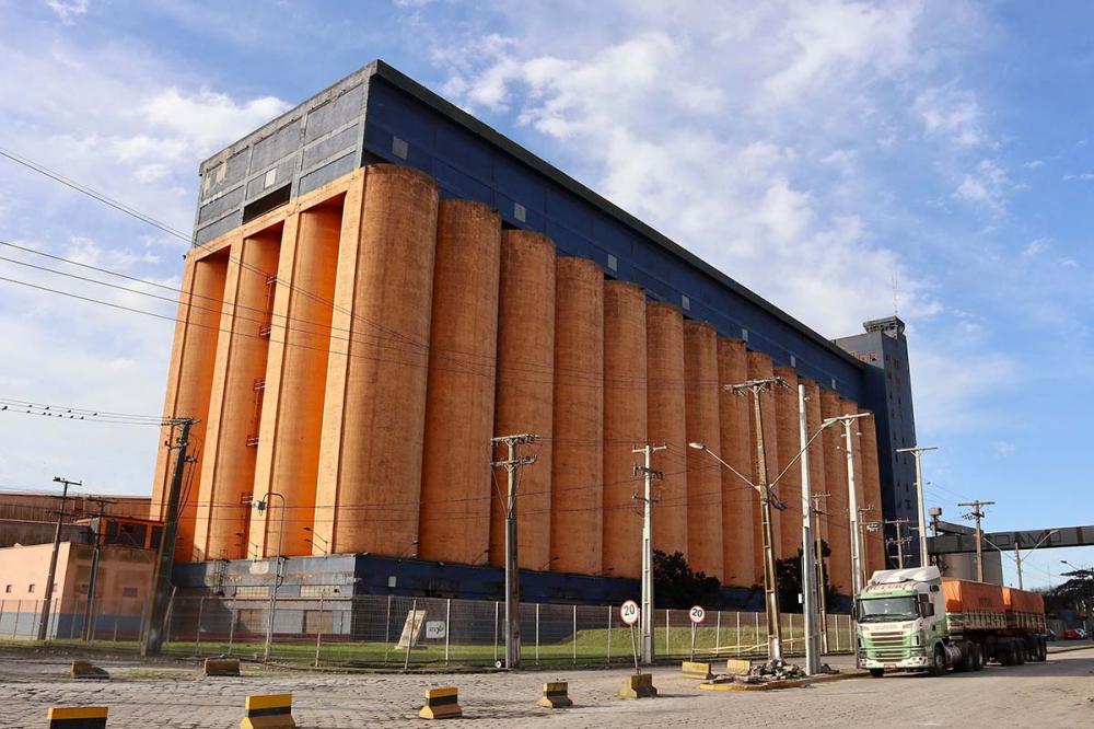 O Porto de Paranaguá conta com dois silos públicos: um vertical, dedicado à soja em grão, com capacidade de armazenar até 100 mil toneladas; e quatro horizontais, com capacidade total para 60 mil toneladas de farelo de soja.