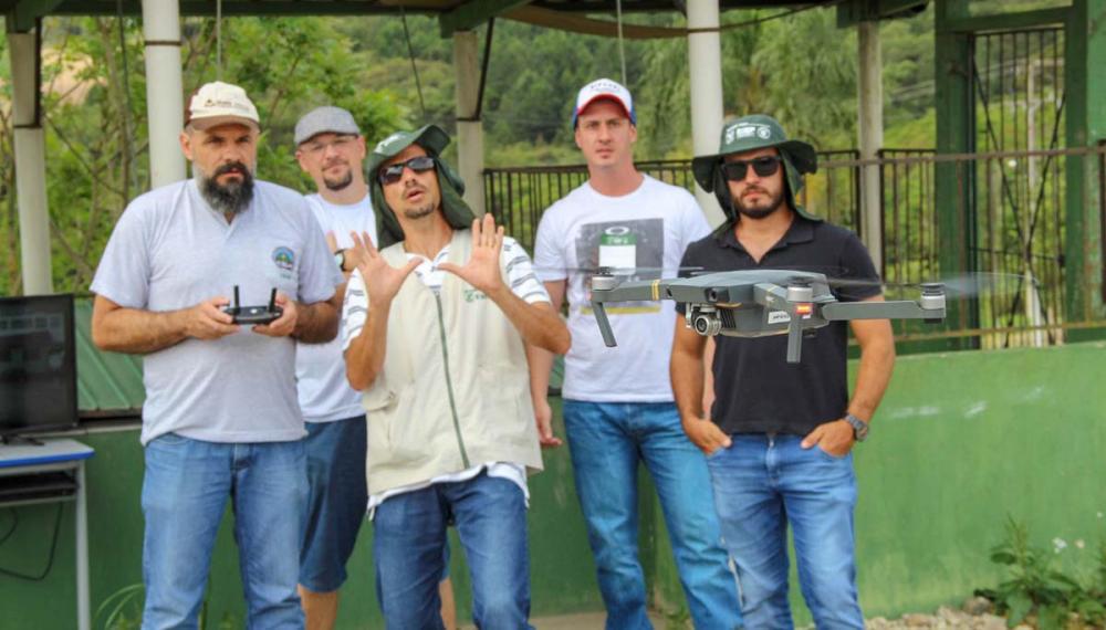De acordo com os agricultores ouvidos pela pesquisa, a VRA (taxa de aplicação variável) e os drones são as tecnologias mais adotadas. Na foto aula do curso do Senar Agricultura de Precisão, operação de drones. 