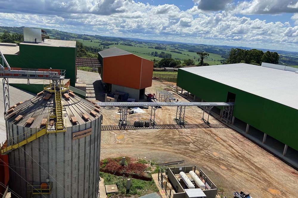 Com um investimento total de R$ 29,2 milhões, a construção do novo armazém iniciou em 2022 e terá uma área total de 9.646 m² para abrigar sementes de soja, trigo, aveia, triticale e cevada. 