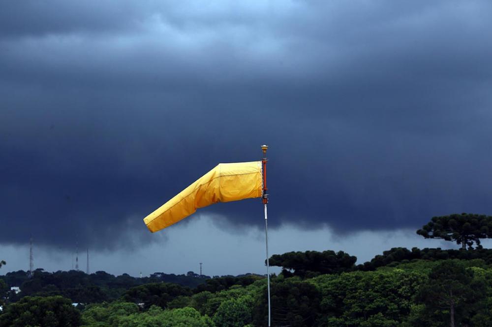 Passado o temporal, a previsão é de mais frio para o Paraná no fim da semana, com possibilidade de geada entre a quinta-feira (09) e a sexta-feira (10) na Região Metropolitana de Curitiba e em outros municípios por onde a frente fria passar.