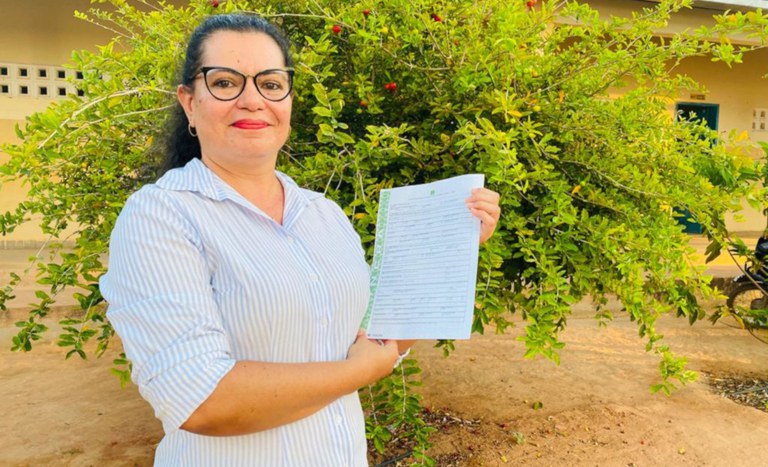 Danielle Queiroz de Oliveira recebeu o Título de Domínio do lote no assentamento Maísa, em Mossoró (RN). - Foto: Acervo Incra/RN