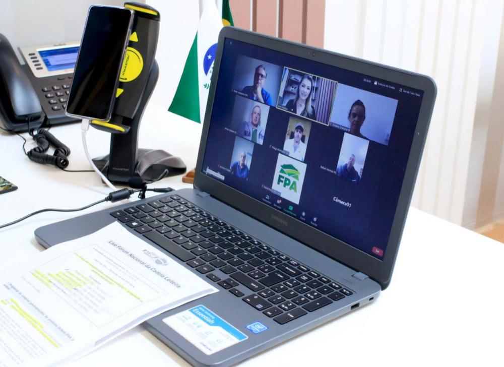 Seis produtores de leite da agricultura familiar que participaram da primeira audiência virtual do Fórum Nacional de Incentivo da Cadeia Leiteira.