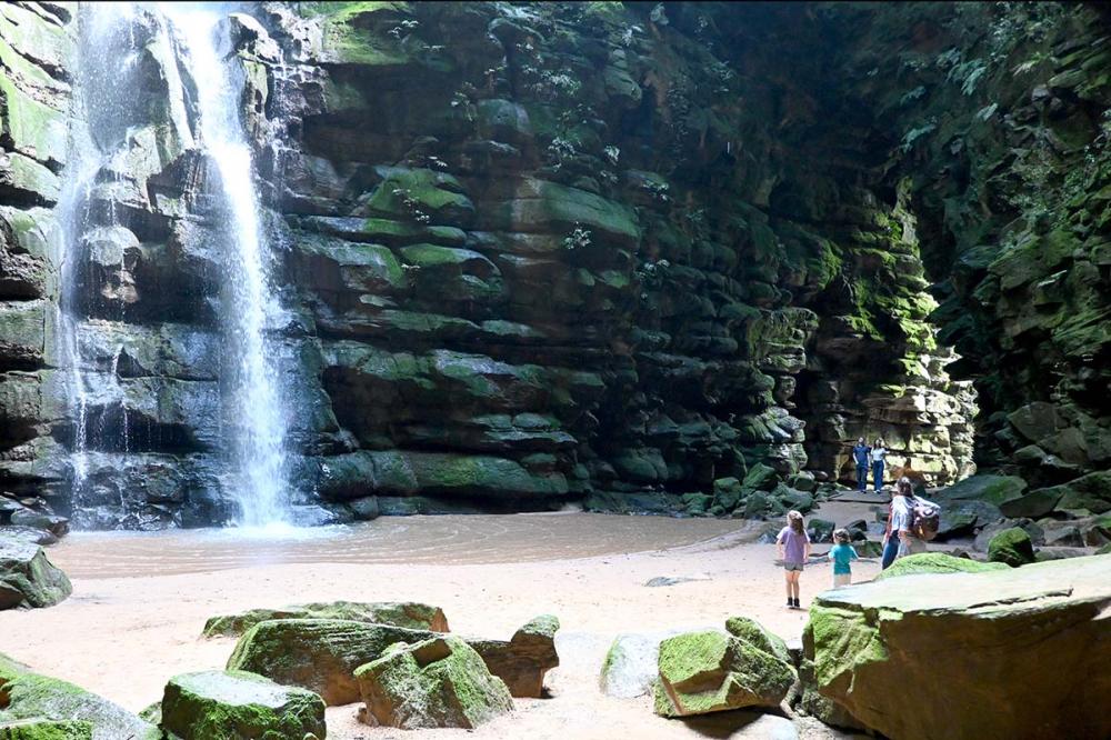 Com a quantidade de feriados em 2023 os pontos turísticos a exemplo do Buraco do Padre em Ponta Grossa/PR podem receber muitos turistas. Foto Toninho Anhaia 