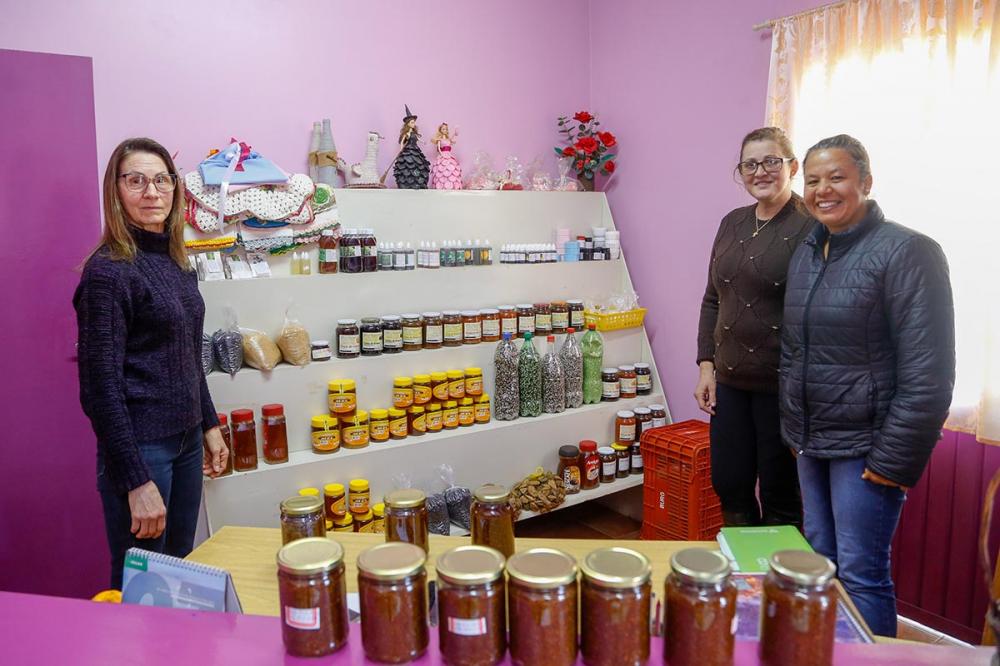E é justamente o fornecimento de pão, bolo, bolacha, mandioca e morango que está garantindo emprego e renda na pequena propriedade da Eliane. “É essa iniciativa do Governo do Estado que está segurando o pequeno agricultor. Um programa ótimo, uma ajuda par