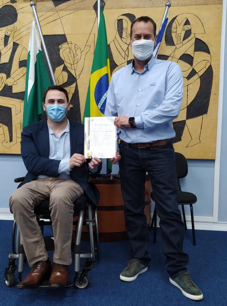 O diretor da Frísia, Ricardo de Aguiar Wolter, que recebeu a homenagem da moção em nome da cooperativa.