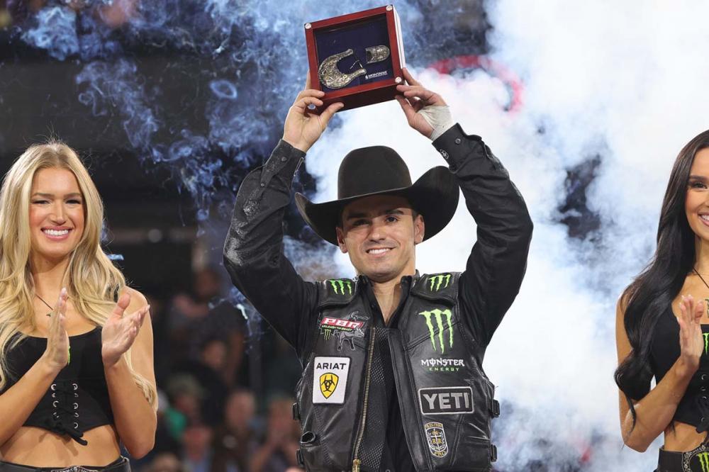José Vitor Leme - Chicago - Com a fivela de campeão da etapa de Chicago (PBR - Andy Watson)