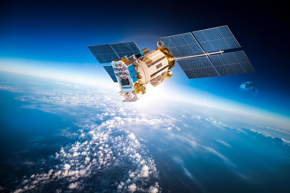 Os satélites passam em cima de cada região do planeta, em média, duas vezes por semana, capturando imagens da superfície. Foto por Andrey Armyagov em freepik