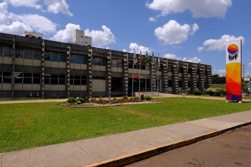 A unidade de Chapecó (SC) da BRF, uma das maiores companhias de alimentos do mundo, acaba de conquistar uma importante certificação internacional de bem-estar animal para o abate de perus. A auditoria é realizada por profissionais certificados pela PAACO 
