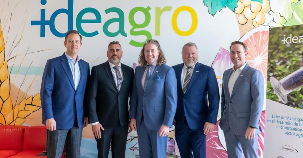De esquerda para direita: Mike Castle (diretor de operações de Alltech), Pedro Palazón (CEO de Ideagro), Dr. Mark Lyons (presidente e CEO de Alltech), Andy Thomas (CEO de Alltech Crop Science) e Christopher Speight (diretor financeiro de Alltech).