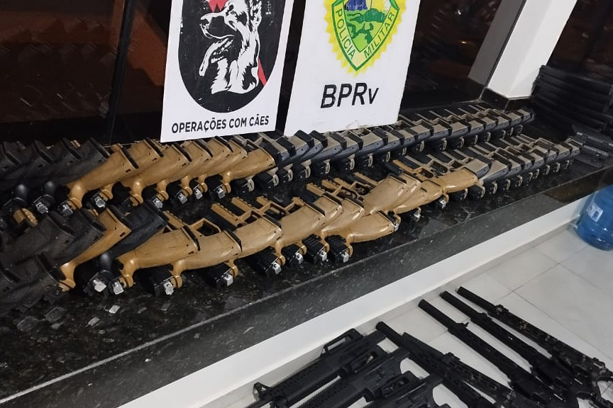 Polícia Militar apreende dois caminhões com 160 armas em Iporã e Perobal - Foto: PMPR