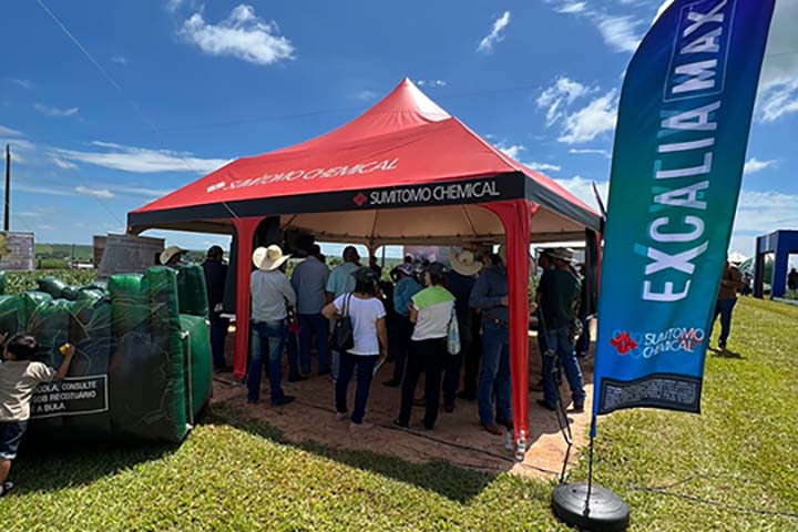 Entre as demonstrações no estande da Sumitomo Chemical, foi realizada a exposição do Excalia Max, fungicida gigante em performance, com alta eficiência contra a ferrugem asiática e a mancha-alvo, as mais destruidoras doenças da soja. 