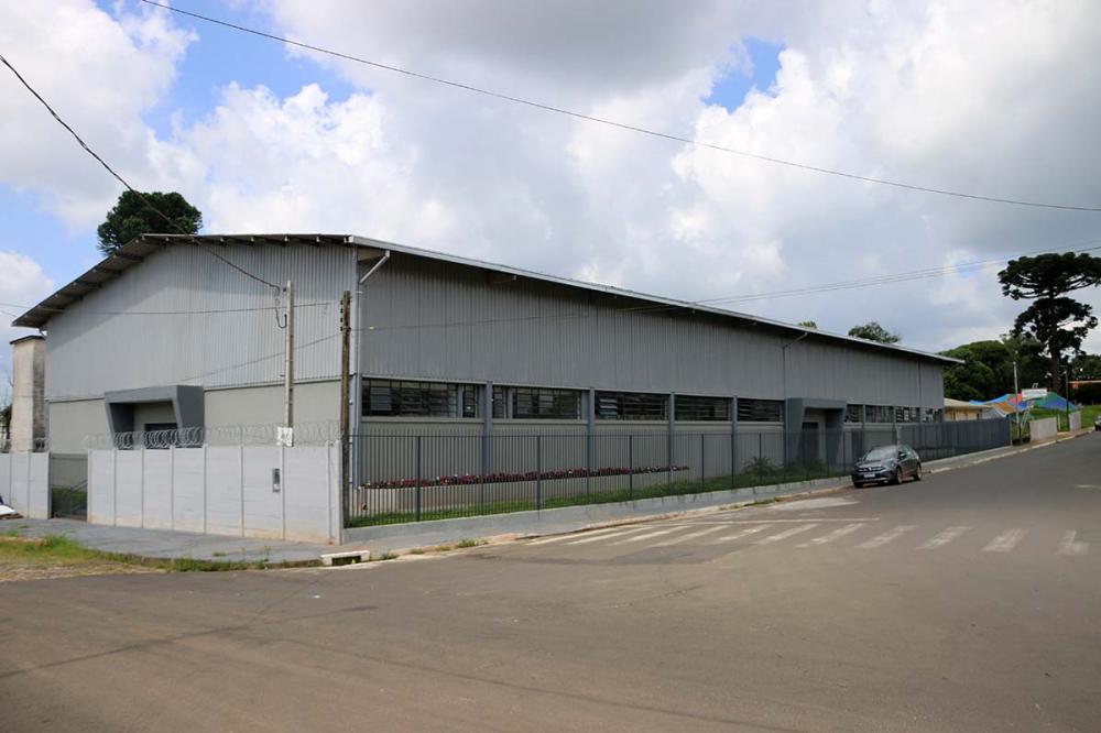 O prédio com 966,50 m² será contará com 21 box com bancadas expositoras e pias compartilhadas a cada dois expositores, além de banheiros feminino e masculino adaptados para deficientes. O espaço também comportará área para palestras e orientação aos produ