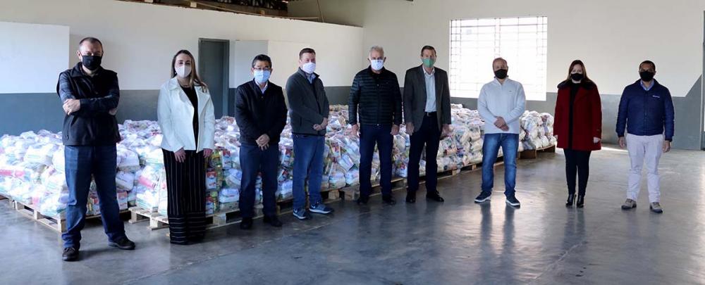 Estiveram presentes representenates da Castrolanda e parceiros do projeto durante uma das entregas na cidade de Castro/PR.