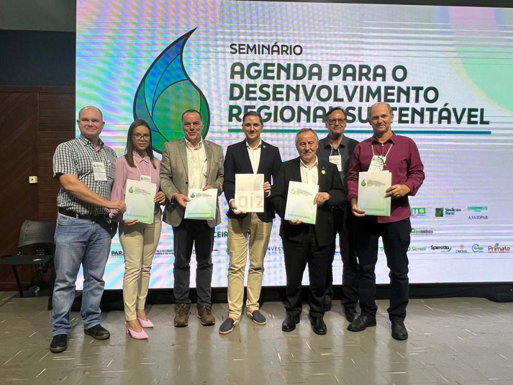 Da esquerda para direita: Maiara Guedes - Diretora executiva da Ambicoop Markus Francke - Diretor de Hidrogênio da GIZ Patrick Dahlemann - Secretário de Estado, chefe da Chancelaria de Mecklenburg Vorpommern Dietrich Lehmann - Diretor Executivo da mel