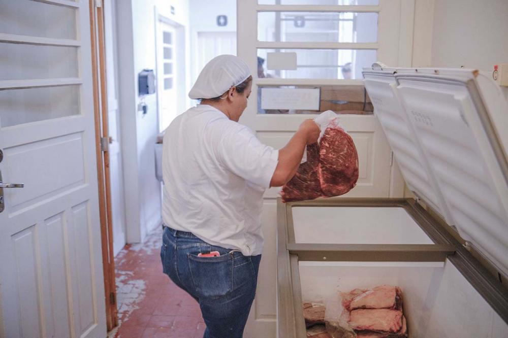 Doação de carnes congeladas da Receita Federal de Ponta Grossa, somam no total, são 1225 Kg de picanha e 80 Kg de camarão. Fotos: Fabio Ansolin