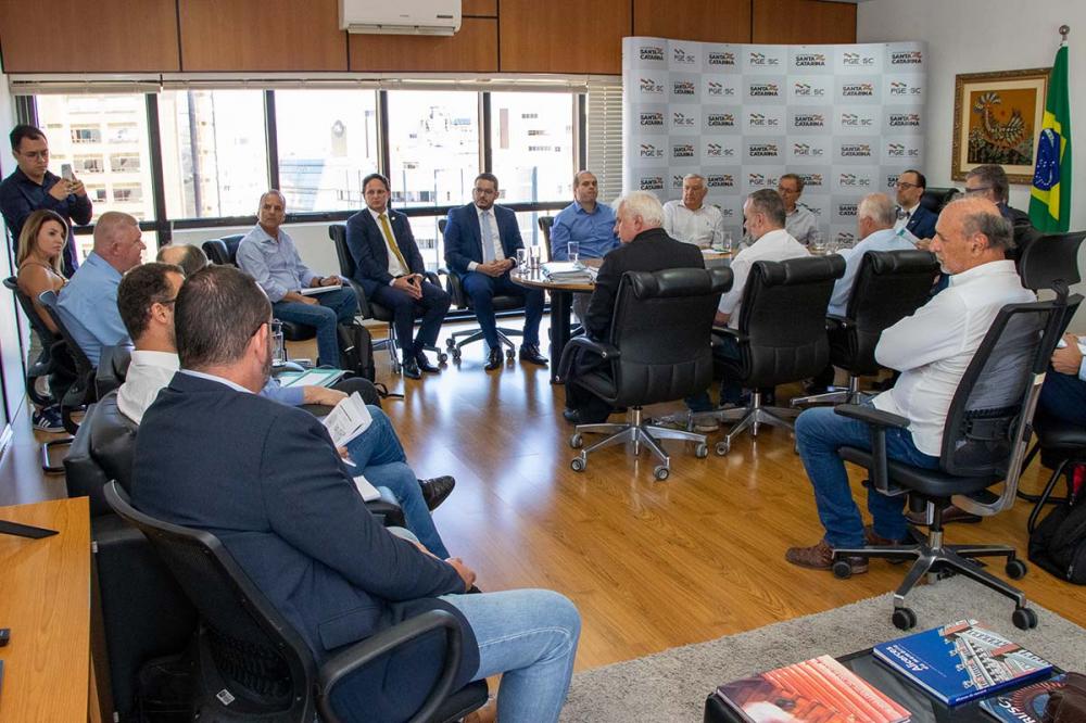 Em documento entregue aos representantes do Governo do Estado, os produtores destacam os prejuízos causados pelo embargo já que estão proibidos de plantar a safra de inverno, inclusive com perda dos investimentos já realizados e comprometimento da safra d