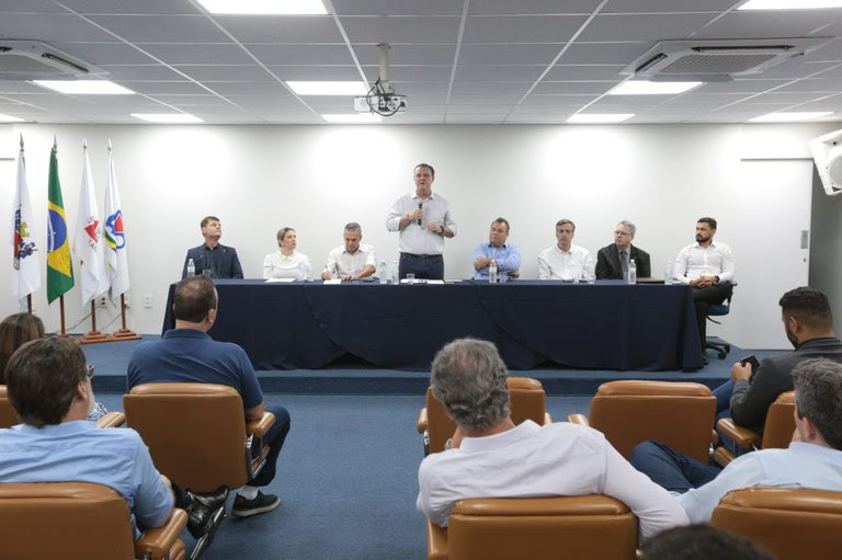 Ministro Carlos Fávaro e equipe do Mapa estiveram na sede da ABCZ para ouvir as sugestões dos representantes do setor produtivo