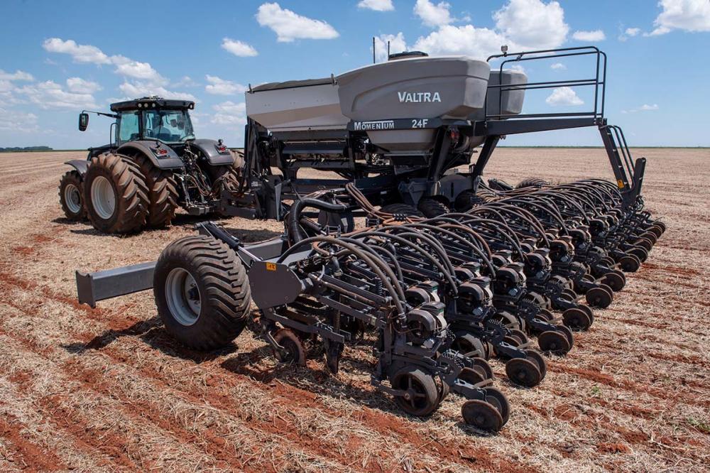 A plantadeira dobrável Momentum apresenta as versões 24 e 30 linhas de 45 cm (10,8 metros e 13,5 metros de largura de trabalho, respectivamente). O sistema ágil para transporte reduz o tamanho do implemento para apenas 3,6 metros de largura em apenas 1,5 