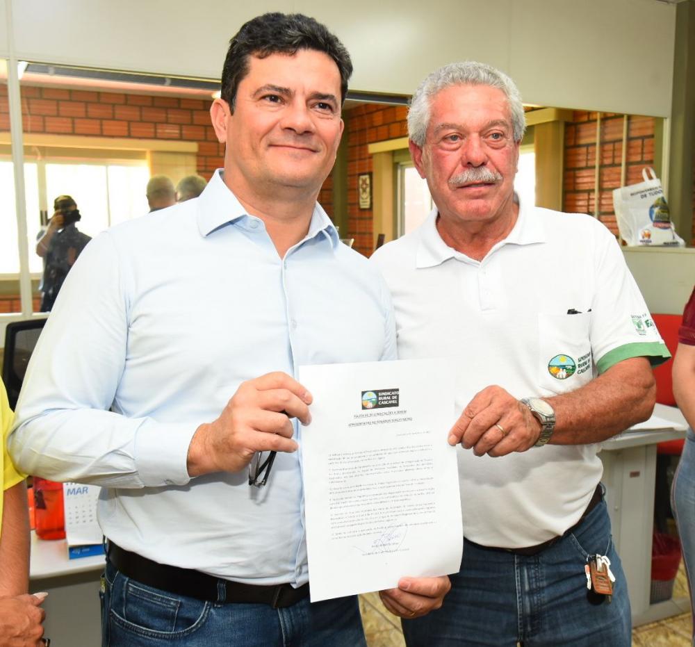Moro recebe carta entregue pelo presidente do Sindicato Rural, Paulo Orso Crédito: Assessoria