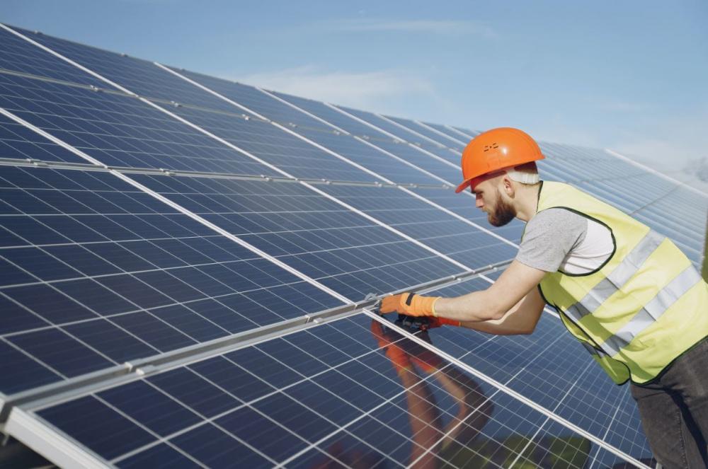 De acordo com a entidade, desde 2012 a fonte solar já trouxe ao Brasil cerca de R$ 125,3 bilhões em novos investimentos, mais de R$ 39,4 bilhões em arrecadação aos cofres públicos e gerou mais de 750,2 mil empregos acumulado