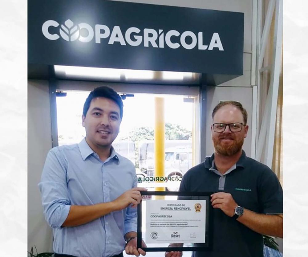 O Coordenador Operacional da Coopagrícola, Juliano Armindo Leobet, recebe com orgulho o Certificado de Energia Renovável das mãos do representante da Smart Energia, Fernando Maeoka.