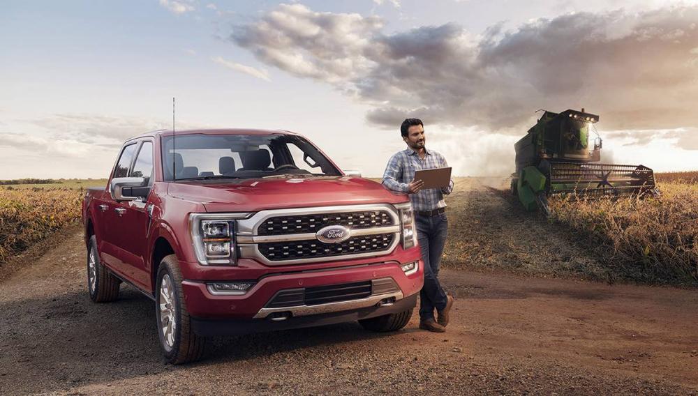 Seu motor V8 5.0 é o mais potente da categoria e acelera de 0 a 100 km/h na casa de 7 segundos, com transmissão automática de 10 marchas e tração 4x4