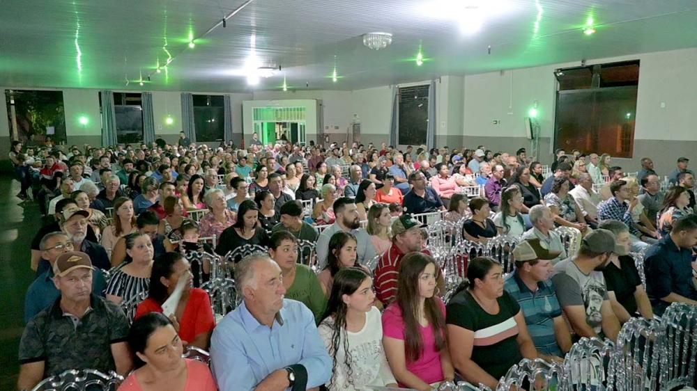Presidente da Sicredi Campos Gerais e Grande Curitiba PR/SP, Popke Ferdinand Van der Vinne, destaca importância das assembleias para prestar contas aos associados. Fotos Toninho Anhaia.