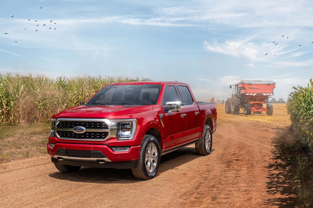A F-150 2023 é oferecida em duas versões: a esportiva Lariat, com preço de R＄470.000, e a luxuosa Platinum, por R＄490.000