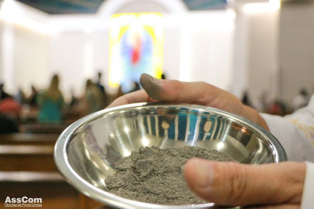Saiba o que representa a Quarta-feira de Cinzas na tradição católica, as práticas recomendadas neste dia penitencial e os horários das celebrações na Diocese de Ponta Grossa.