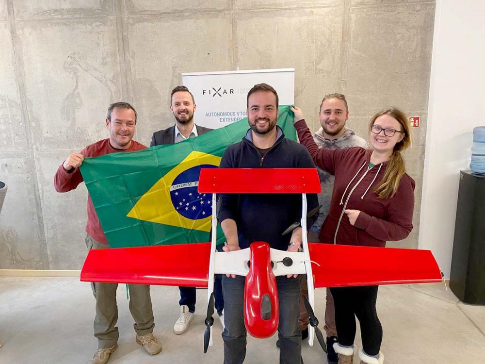 A partir de março, a Helisul vai gerenciar a venda, suporte e operação dos drones FIXAR 007. O drone compacto de asa fixa foi desenvolvido com alta tecnologia e tem capacidade de voo de mais de 60 quilômetros. 