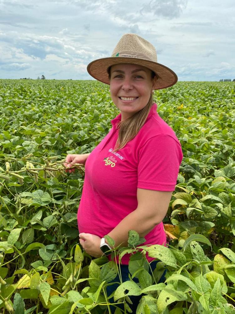 Tamara Bragagnolo, produtora de 30 anos, se torna referência na agricultura e supera desafios na propriedade da família em Pedrinhas Paulista, interior de São Paulo. Foto: divulgação/Cocamar.