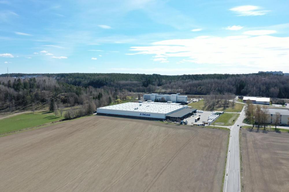 A DeLaval está investindo em aumentar em 50% sua capacidade de produção de sistemas de ordenha robotizada devido ao crescente mercado e à aceitação positiva do seu produto líder, a série DeLaval VMS™ V300, que atende à necessidade de produzir leite de for