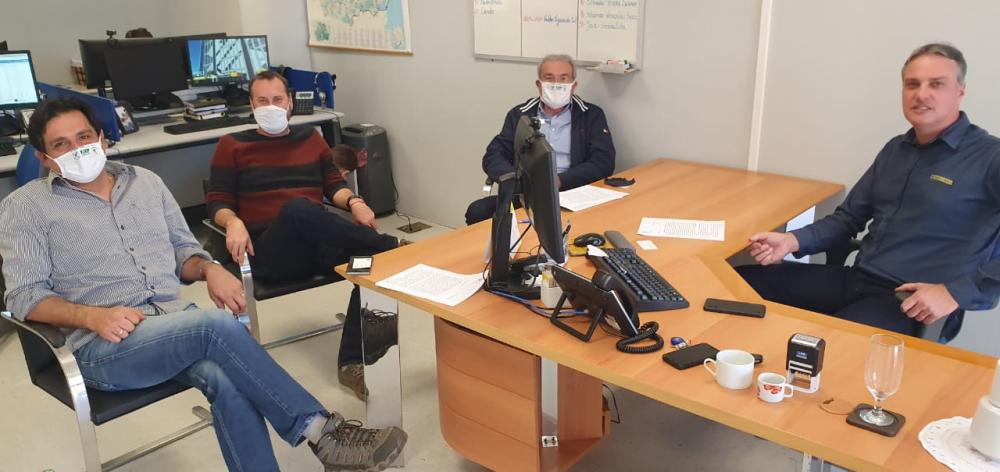 Presidentes dos sindicatos representando os produtores rurais dos municípios de Ponta Grossa, Castro, Piraí do Sul e Carambeí entregam oficio ao BB comunicando a decisão judicial.