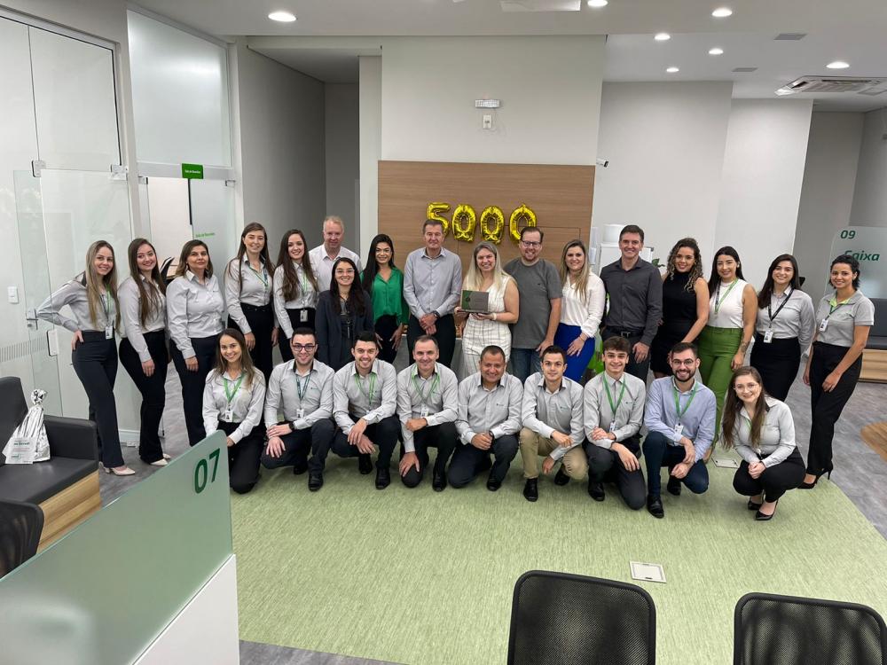 Para celebrar a conquista, a equipe recepcionou o associado número 5.000 na sexta-feira (17) com um café da manhã, contando com a presença do Diretor Executivo, e presidente eleito, Marcio Zwierewicz, da Diretora de Negócios Leila Grik, do Gerente Regiona