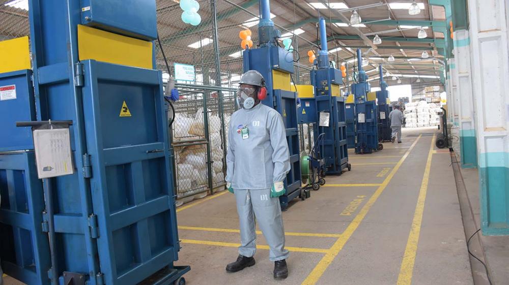  O Brasil é referência mundial na destinação ambientalmente correta do material, encaminhando 94% de embalagens plásticas primárias para reciclagem ou incineração.