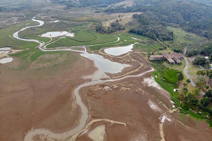 O horizonte para a recomposição dos reservatórios que abastecem a Região Metropolitana de Curitiba (RMC), que operam atualmente com um terço da capacidade, não é muito animador. A estiagem que já dura um ano no Paraná, com mais intensidade na região Leste
