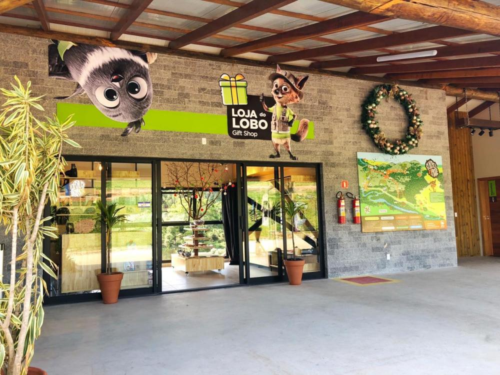 Buscando dar visibilidades para produtos regionais e fortalecer a cultura local, o Centro também ganhou uma loja – a Loja do Lobo – com produtos de artesãos da região, livros, gravuras, além de produtos da marca própria.