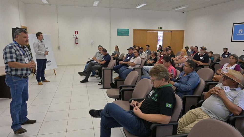 Produtores de morango da região de Piraí do Sul se reúnem com Antônio Leonardecz, diretor técnico da CEASA Paraná, para conhecer o funcionamento e comercialização da CEASA. Foto Toninho Anhaia