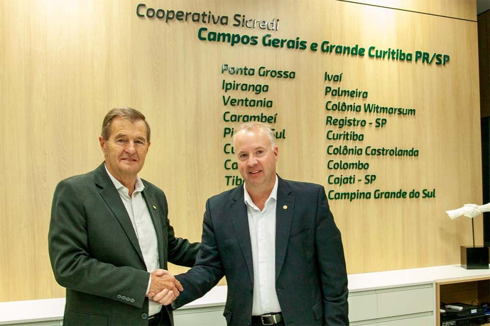 Presidente Fredy cumprimentando seu sucessor Marcio.